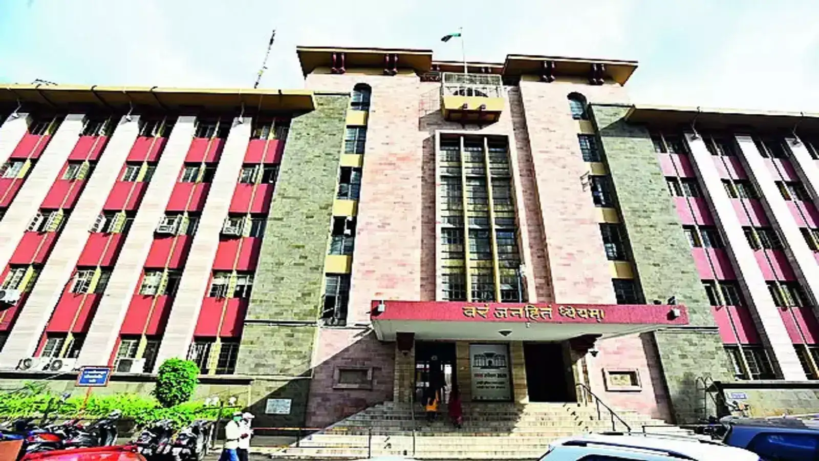 पुणे महापालिकेला २१०० कोटींचा फटका; नव्याने समाविष्ट गावांतील थकीत मिळकतकरावर पाणी सोडावे लागण्याची शक्यता पुणे महापालिकेला २१०० कोटींचा फटका; नव्याने समाविष्ट गावांतील थकीत मिळकतकरावर पाणी सोडावे लागण्याची शक्यता