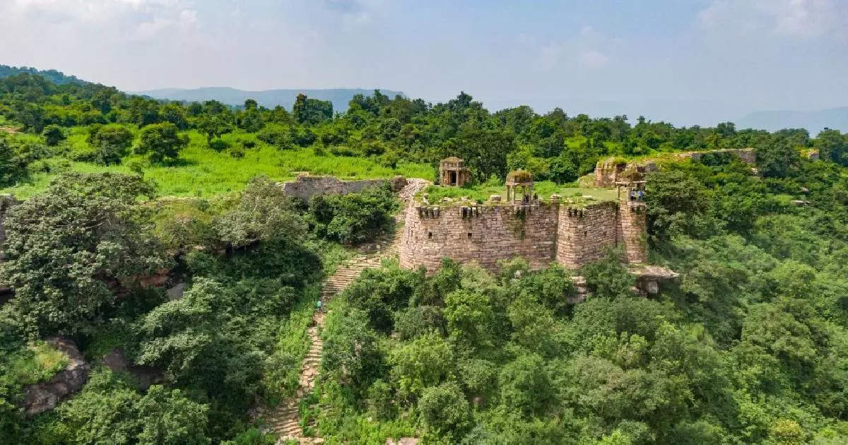 This fort of Bihar is not located on the ground but under the earth, thousands of tunnels and basements are still present