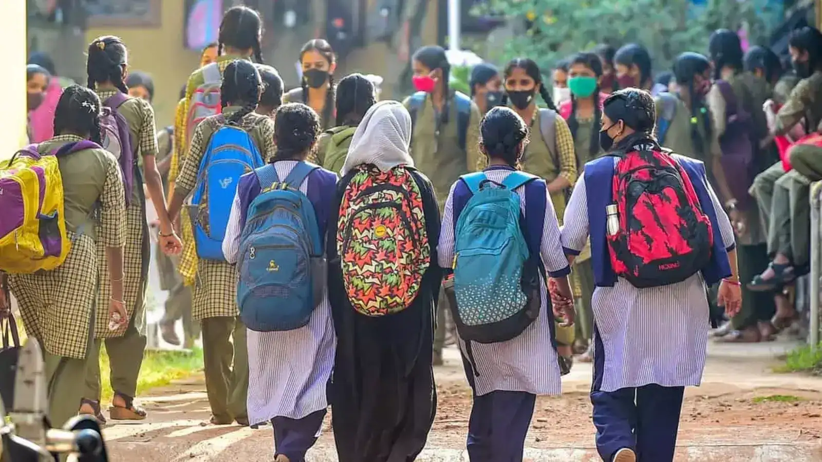 రేవంత్ సర్కార్ కీలక నిర్ణయం.. స్టూడెండ్స్ వద్ద అలాంటివి దొరకితే అడ్మిషన్ రద్దు?