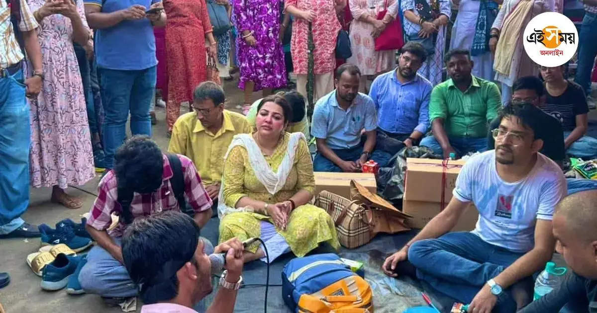 Junior Doctors Protest Latest News,মুখ্যমন্ত্রী ধর্নাস্থল ছাড়ার পর পরবর্তী পদক্ষেপ ঠিক করতে বৈঠকে জুনিয়র ডাক্তাররা – junior doctors are doing a internal meeting after mamata banerjee left the protest place