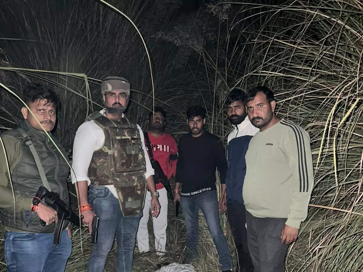 Accused of murder of rape victim injured in encounter, the girl was chopped with an ax on Monday evening in Kaushambi