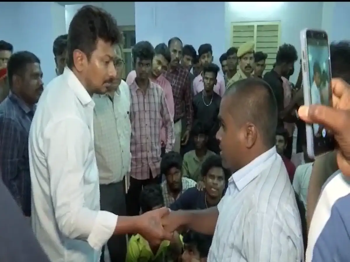 சேலம்: இரவு நேரத்தில் வந்திறங்கிய அமைச்சர் உதயநிதி.. அரசு மாணவர் விடுதியில் பரபரப்பு! 