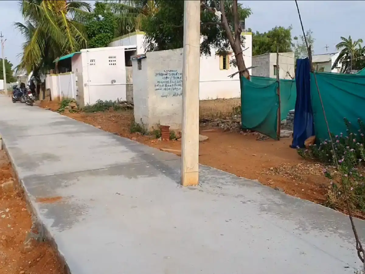 கரூர்-மின்கம்பம் நடுவில் வைத்து இருபுறமும் சாலை; மெத்தனம் காட்டி வரும் மாவட்ட நிர்வாகம்! 