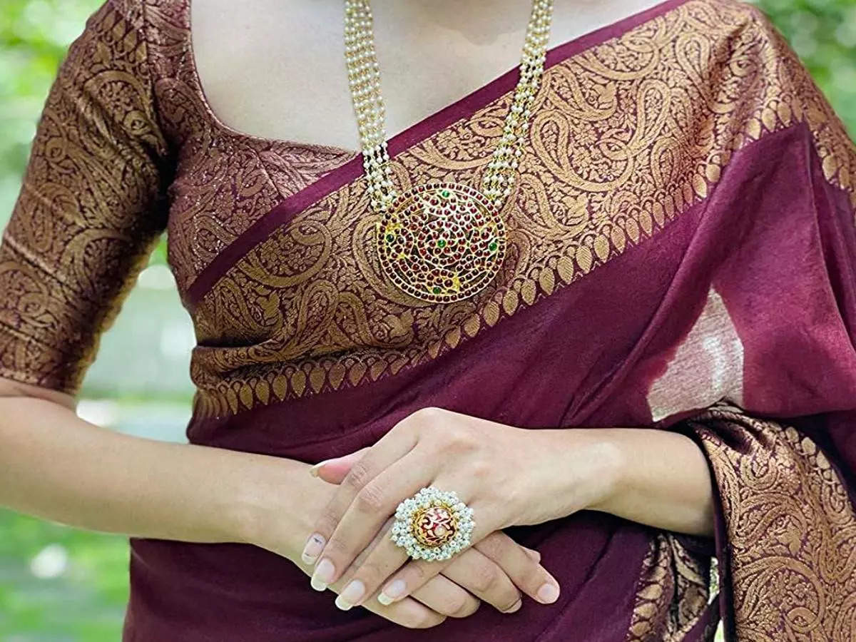 Best Banarasi Saree सिंपल और एलिगेंट लुक के लिए ट्राई करें ये बनारसी साड़ी  आपकी सादगी का हर कोई होगा दीवाना - Best Banarasi Saree: सिंपल और एलिगेंट  लुक के लिए ...