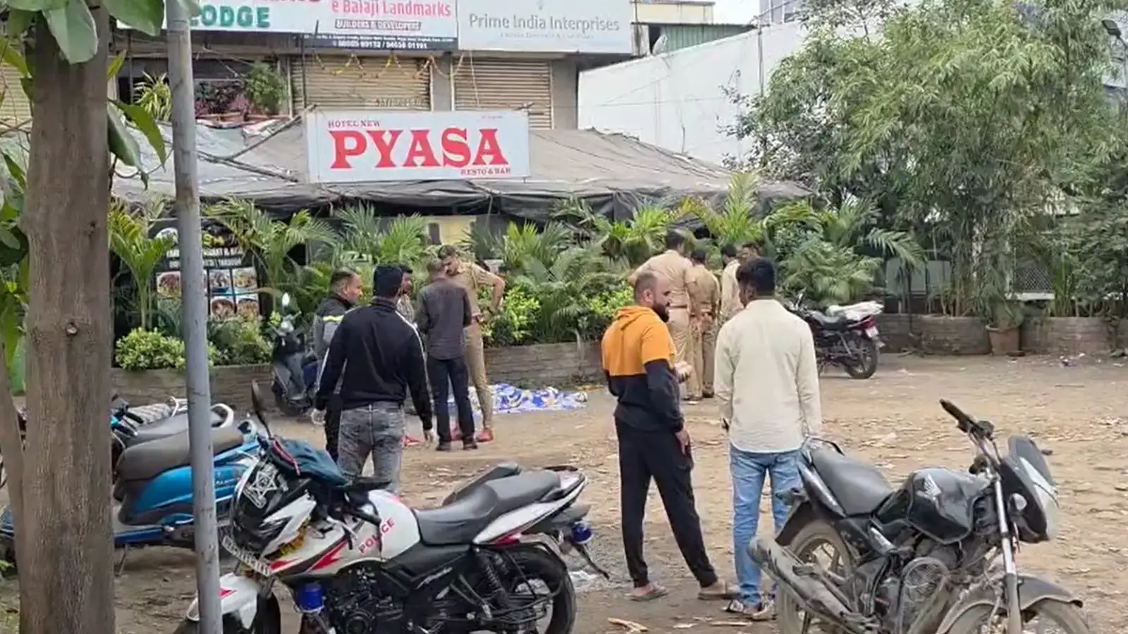 Pune Crime: पुण्यात रात्री उशिरा मित्रांमध्ये वाद; प्यासा हॉटेलसमोर राडा, पहाटे तिघांनी मिळून तरुणाला संपवलं! Pune Crime: पुण्यात रात्री उशिरा मित्रांमध्ये वाद; प्यासा हॉटेलसमोर राडा, पहाटे तिघांनी मिळून तरुणाला संपवलं!