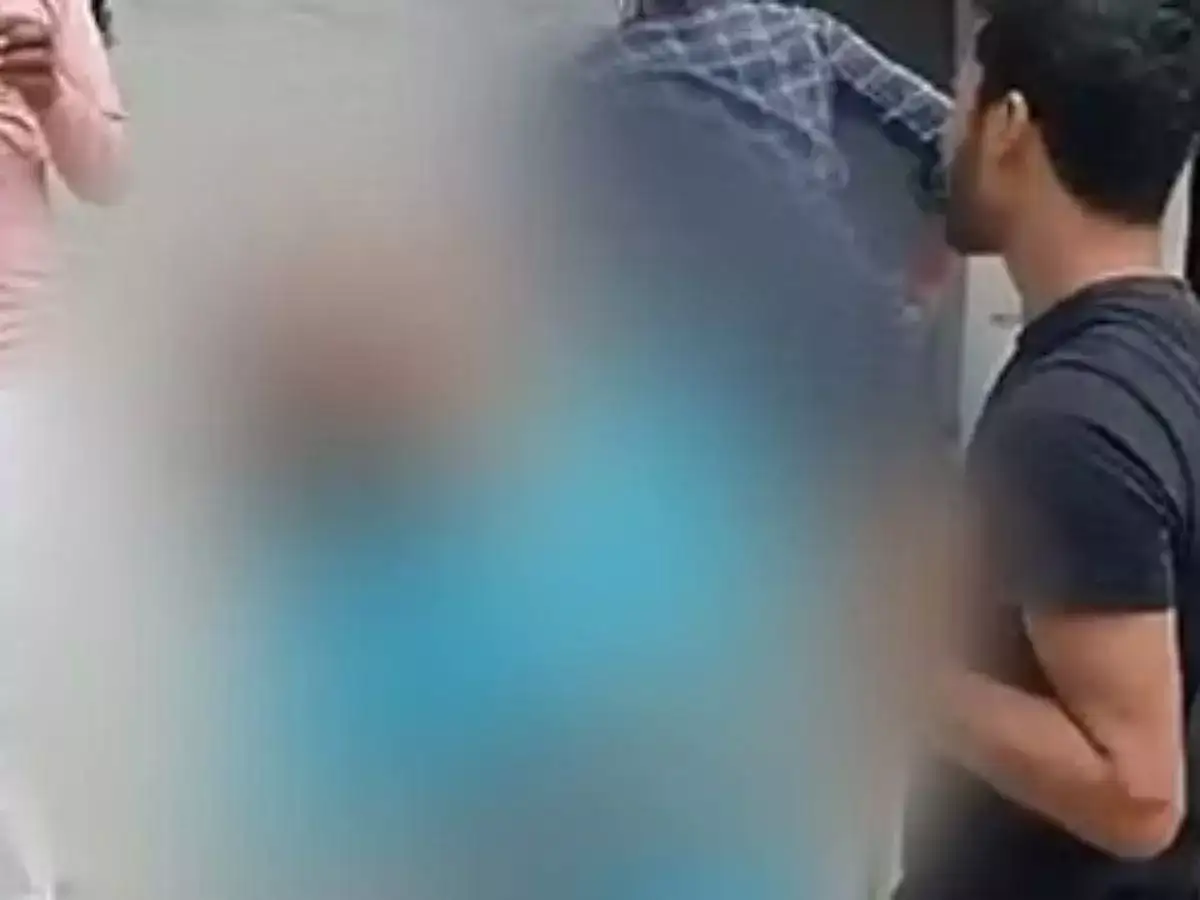 மருத்துவமனையில் இருந்து வெளியே வீசப்பட்ட சிறுமியின் உடல்.. உத்தர பிரதேசத்தில் அதிர்ச்சி.. தவறான சிகிச்சை காரணமா? 