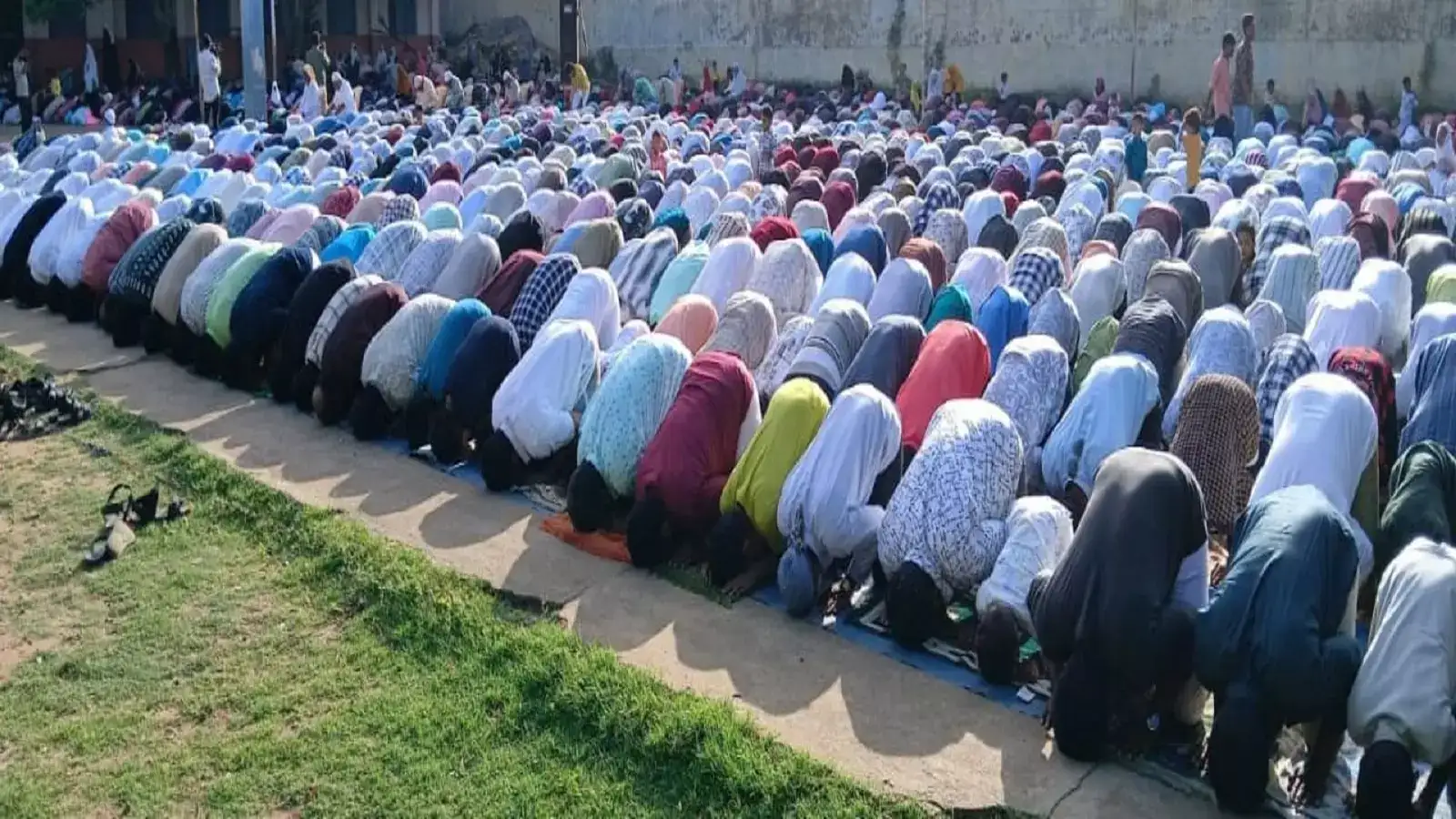 பக்ரீத் பண்டிகை கொண்டாட்டம்....திருச்சி மாவட்டத்தில் தொழுகையில் ஈடுபட்ட இஸ்லாமியர்கள்! 