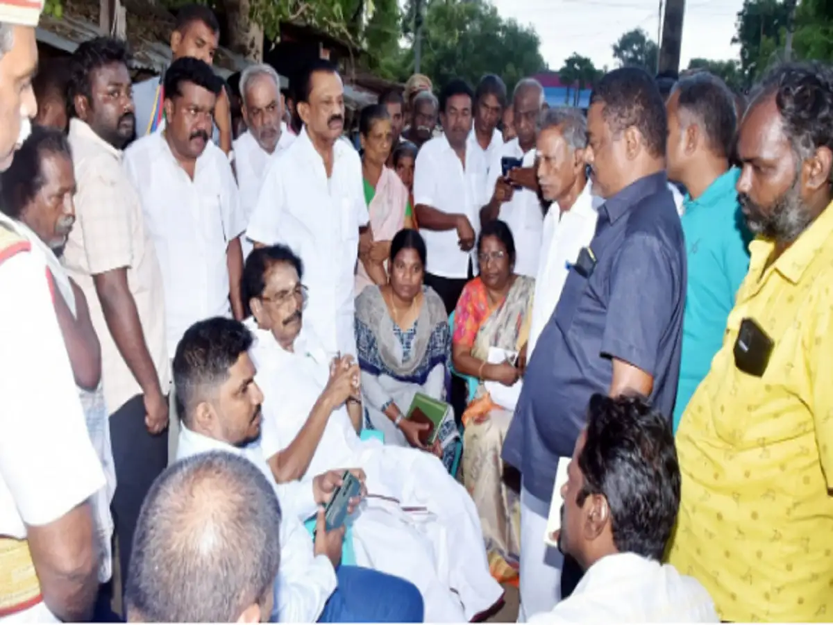 விருதுநகரில் பலத்த காற்றுடன் பெய்த கனமழை; சேதமடைந்த பகுதிகளை மாவட்ட ஆட்சியர் நேரில் சென்று ஆய்வு! 