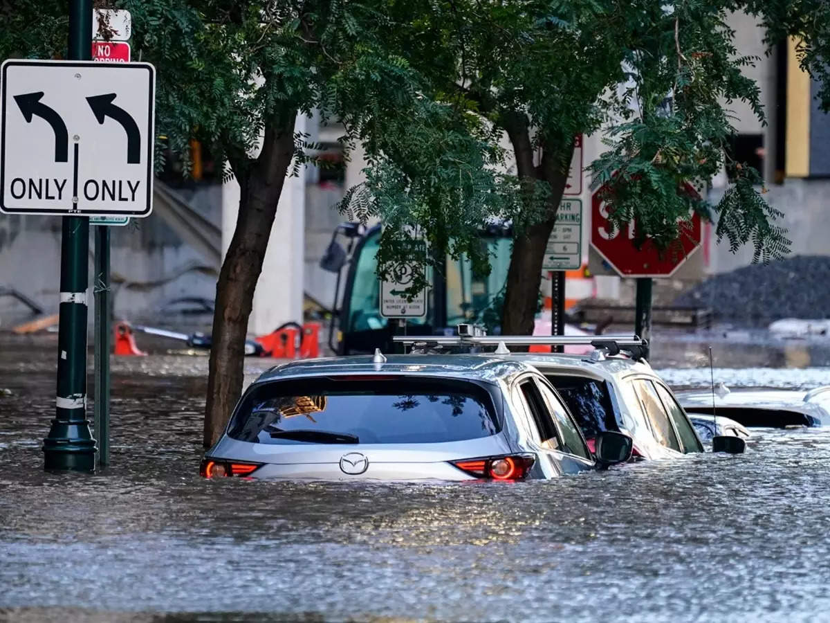 Ida Storm,Flash flooding in New York: बाढ़ में डूबी कार... ना ना, ये दिल्ली  नहीं अमेरिका का हाल है...यकीन न आए तो देखें तस्वीरें - flash flooding in new  york and new