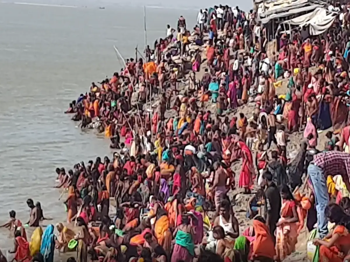 भागलपुर में गंगा स्नान करने के लिए गंगा घाटों पर उमड़ी छठ व्रतियों की भीड़ - crowd of chhath vratis gathered at ganga ghats to take bath in ganga in bhagalpur -