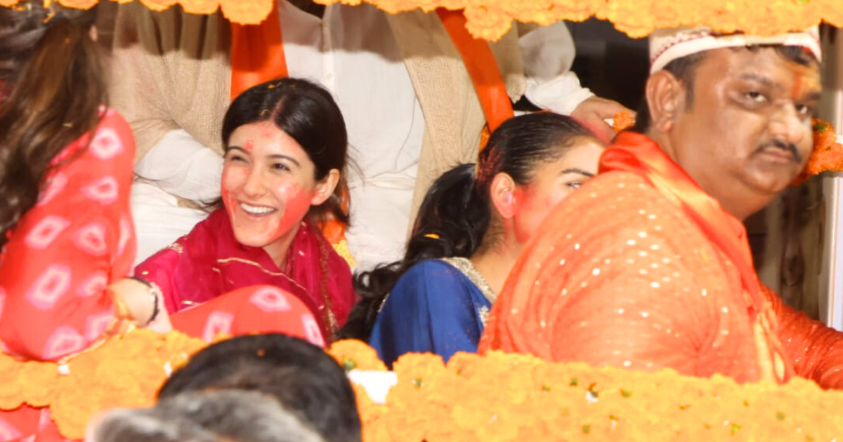 Shanaya Kapoor Steals the Spotlight During 'Antilia Cha Raja' Ganpati Visarjan