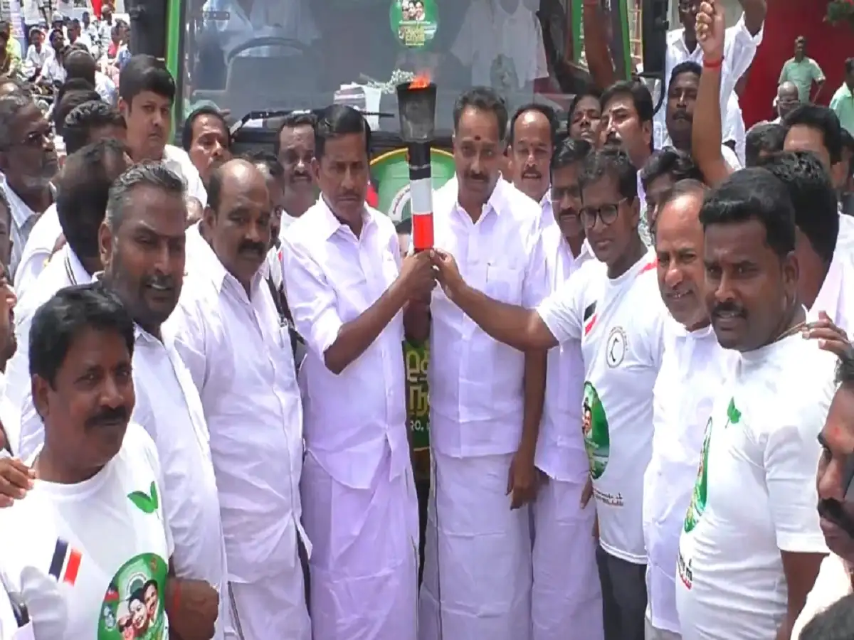 அதிமுக வீர வரலாற்று பொன்விழா பொதுக்கூட்டம்; கரூர் எல்லைக்குள் வந்த தீபச்சுடர்! 