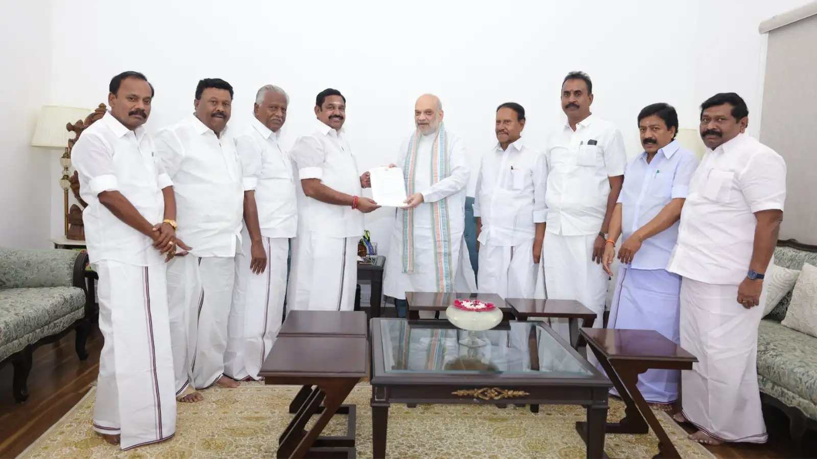 அமித் ஷாவிடம் எடப்பாடி பழனிசாமி அளித்த கடிதம்… டெல்லி சந்திப்பின் பின்னணி இதுதான்! 