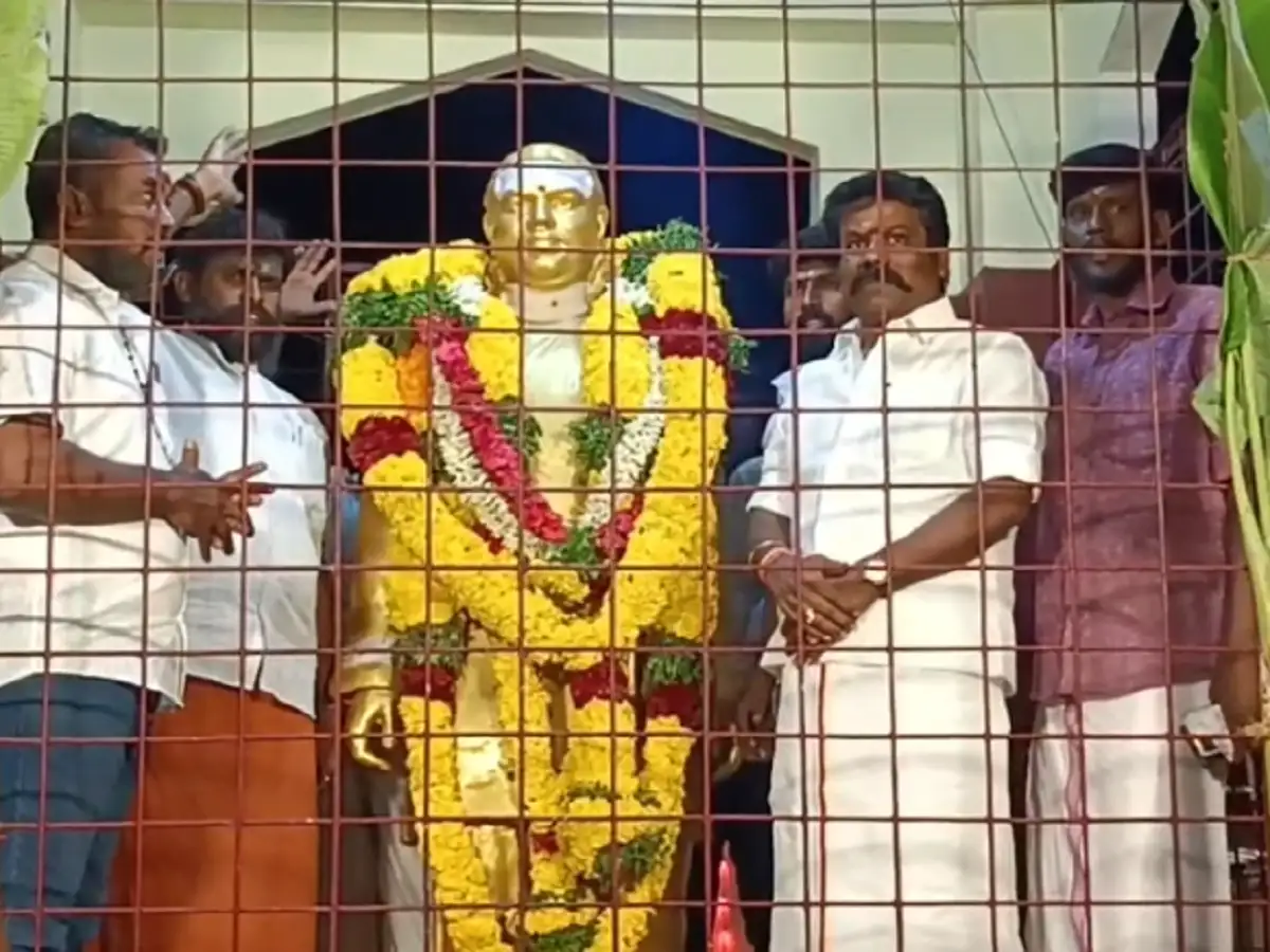 திண்டுக்கல் பழனி அடிவாரம்; கட்சியினர் பசும்பொன் முத்துராமலிங்க தேவர் திருவுருவ சிலைக்கு மாலை அணிவித்து மரியாதை! 