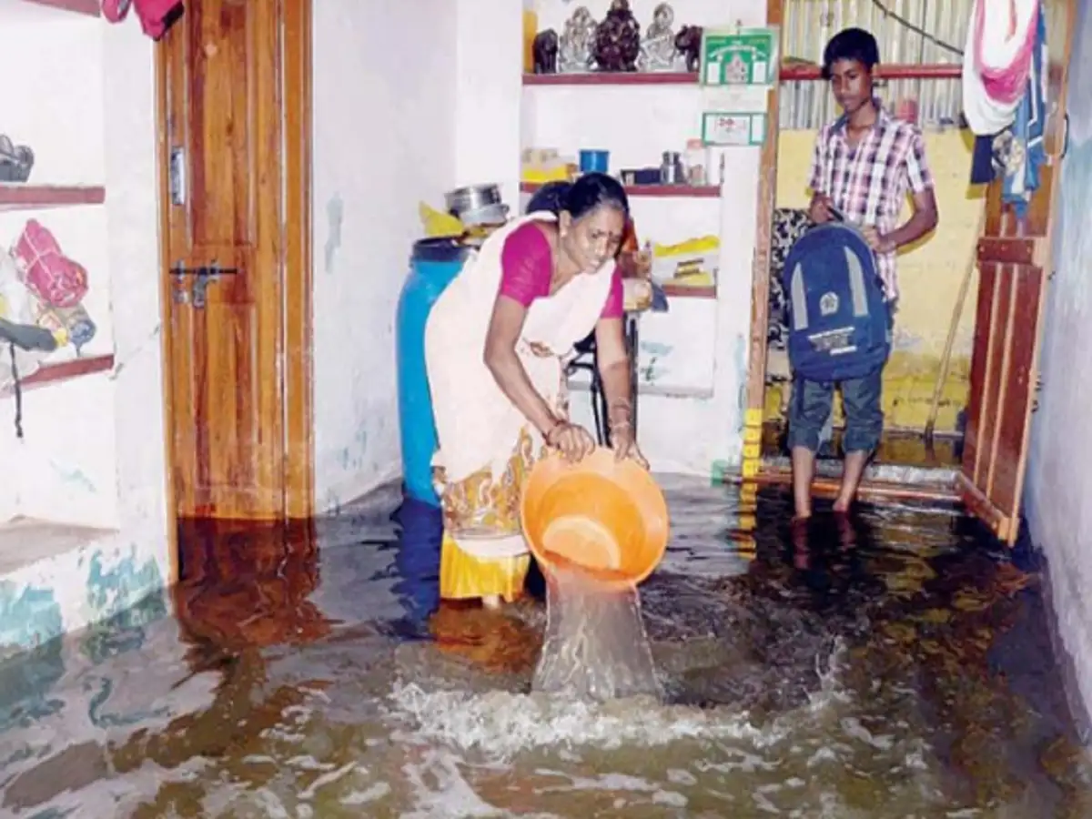 வீடுகளில் தேங்கிய மழை நீர்... சுத்தம் செய்ய கட்டணம் அதிகரிப்பால் சென்னை வாசிகள் அவதி! 