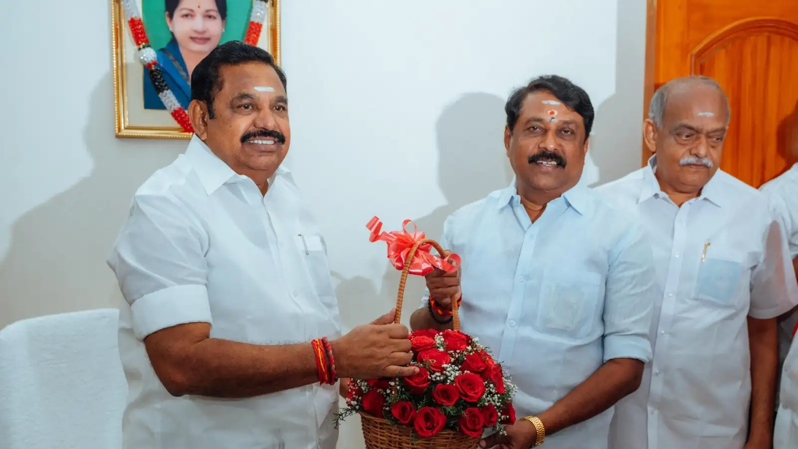 அதிமுக கூட்டணியில் இணையும் புதிய கட்சிகள்… சேலத்தில் ஈபிஎஸ் – நயினார் போட்ட சீரியஸ் பிளான்! 