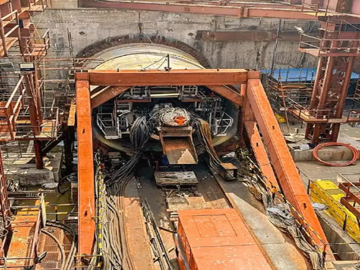 சென்னை மெட்ரோ பணிகள்: கலங்கரை விளக்கம் டூ போட் கிளப்.. சுரங்கம் தோண்டும் பணி... இறக்கப்பட்ட கழுகு இயந்திரம்! 