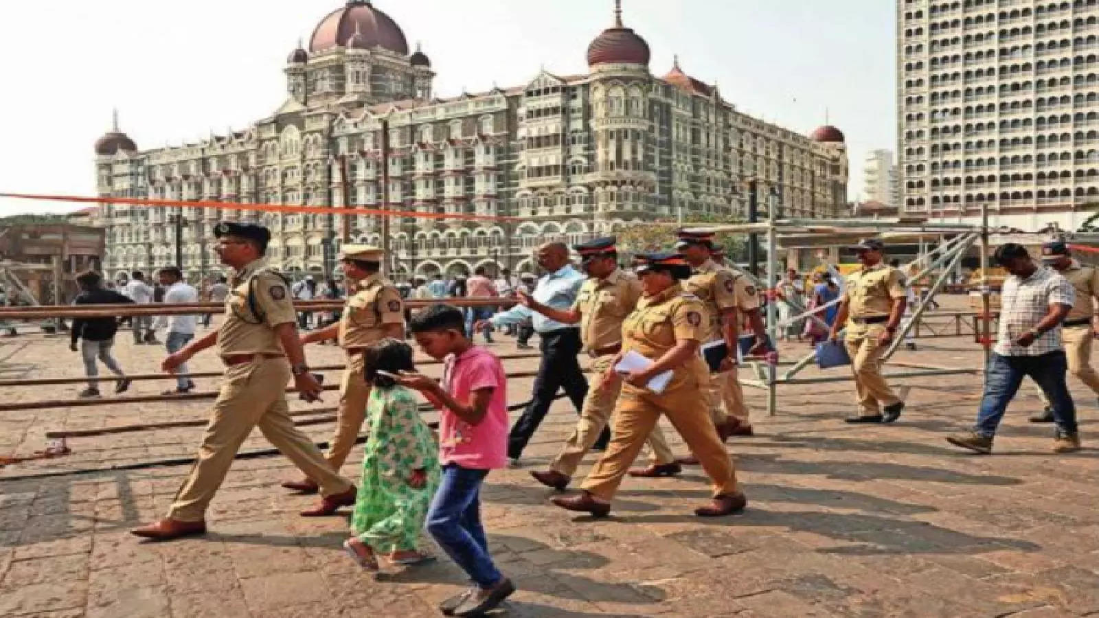 Mumbai New Year: नववर्षाचे बंदोबस्तात स्वागत, मुंबईकरांच्या सुरक्षेसाठी १५ हजार पोलिस तैनात