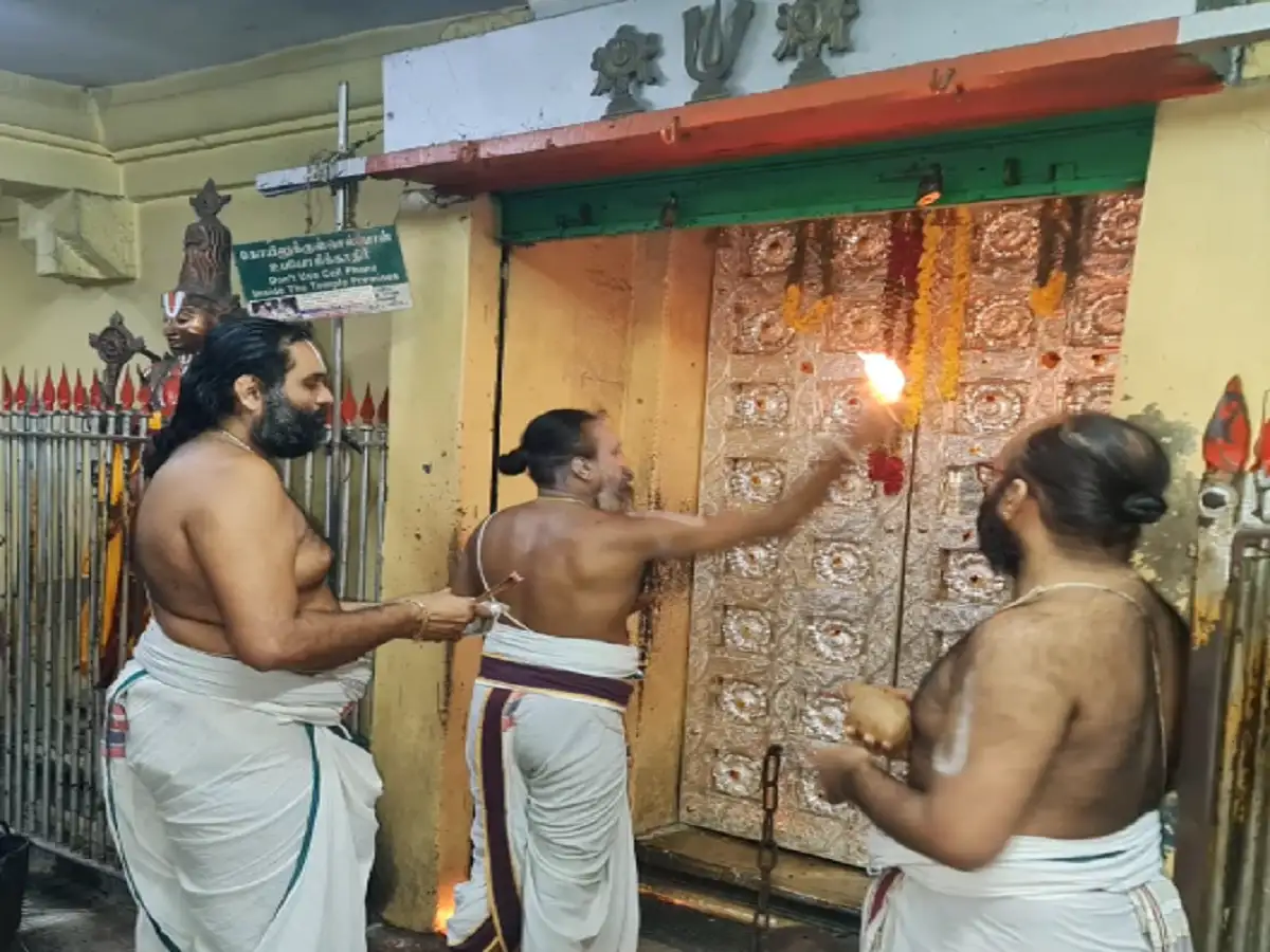 காஞ்சி...வரதராஜ பெருமாள் கோவில்; 32 கிலோ வெள்ளி கதவு செய்து வைத்த பக்தர்! 