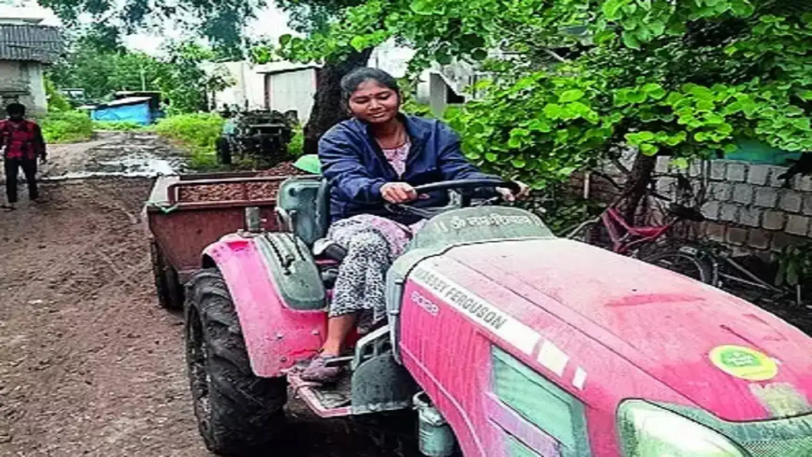 शेतकरी कन्या बनली कुटुंबाचा आधार! उच्चशिक्षित तरुणीने घेतली वडिलांच्या शेतीची जबाबदारी शेतकरी कन्या बनली कुटुंबाचा आधार! उच्चशिक्षित तरुणीने घेतली वडिलांच्या शेतीची जबाबदारी