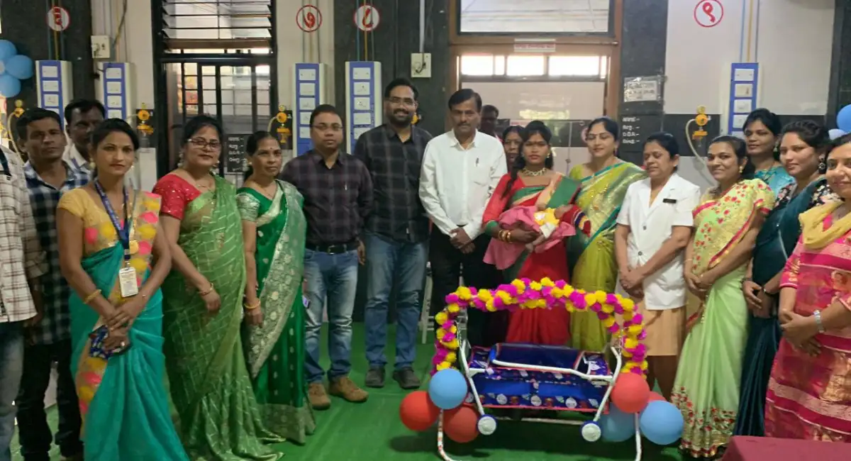सलाम! आदिवासी महिलेच्या बाळासाठी डॉक्टर अन् नर्स झाले आजी-आजोबा, रुग्णालयातच झालं नामकरण सलाम! आदिवासी महिलेच्या बाळासाठी डॉक्टर अन् नर्स झाले आजी-आजोबा, रुग्णालयातच झालं नामकरण