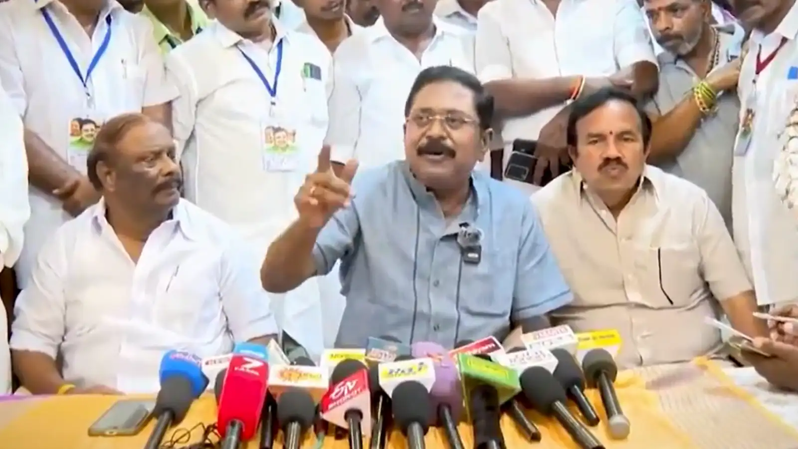 கூவத்தூரில் என்ன நடந்தது? ஈபிஎஸ் ஆட்சியை காப்பாற்றியது யார்? டிடிவி தினகரன் பதிலடி 