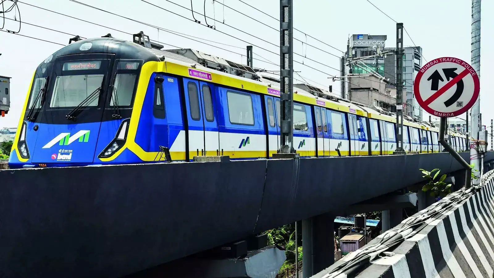 Mumbai AC Local: एसी लोकलच्या बांधणीचा ‘श्रीगणेशा’; 21000 कोटींच्या लोकल खरेदीला राज्य सरकारची मंजुरी Mumbai AC Local: एसी लोकलच्या बांधणीचा ‘श्रीगणेशा’; 21000 कोटींच्या लोकल खरेदीला राज्य सरकारची मंजुरी
