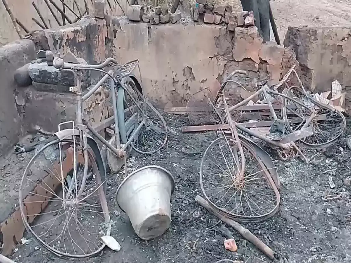 நாகை அருகே பயங்கரம்: மின் கசிவால் 11 வீடுகள் தீக்கரை... கண்ணீர் வடிக்கும் கிராம மக்கள்! 