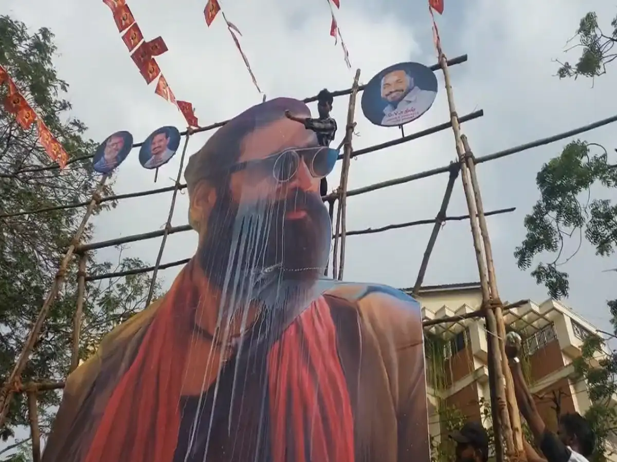 புதுச்சேரியில் வெளியான கேப்டன் மில்லர் திரைப்படம்; தனுஷ் கட் அவுட்டிற்கு பீர் அபிஷேகம் செய்த ரசிகர்கள்! 