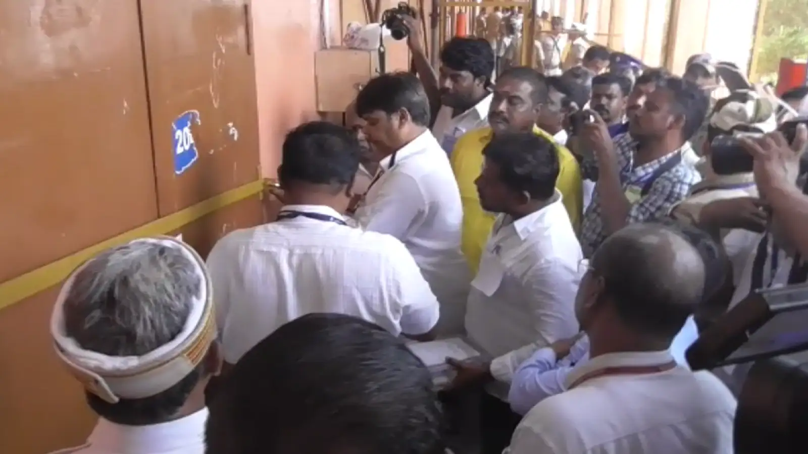 விருதுநகர் சாத்தூர் சட்டமன்றத் தொகுதியில் வாக்கு எண்ணிக்கை மையத்தில் பரபரப்பு! 