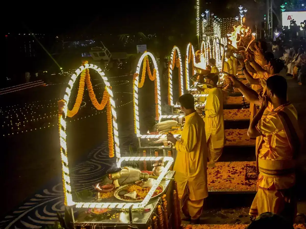 Kolkata Ganga Aarti: বারাণসীর মতো গঙ্গাবক্ষে বোটে করে আরতি দর্শন, নামমাত্র খরচে ব্যবস্থা কলকাতাতে! রইল খুঁটিনাটি – kolkata ganga aarti can be seen from river wbtdcl starts new service