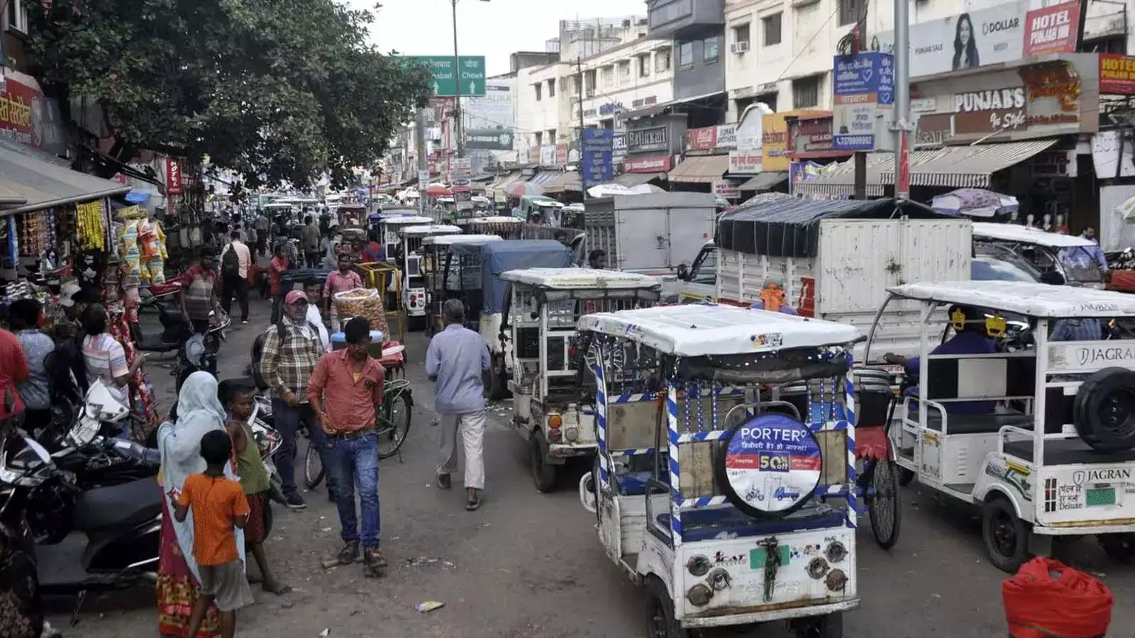 लखनऊ में ई-रिक्शा चालक की पिटाई का मामला, पुलिस ने 18 सोशल मीडिया हैंडलर के  खिलाफ FIR दर्ज की - lucknow e-rickshaw chalak beat case mahanagar police  fir against 18 social media