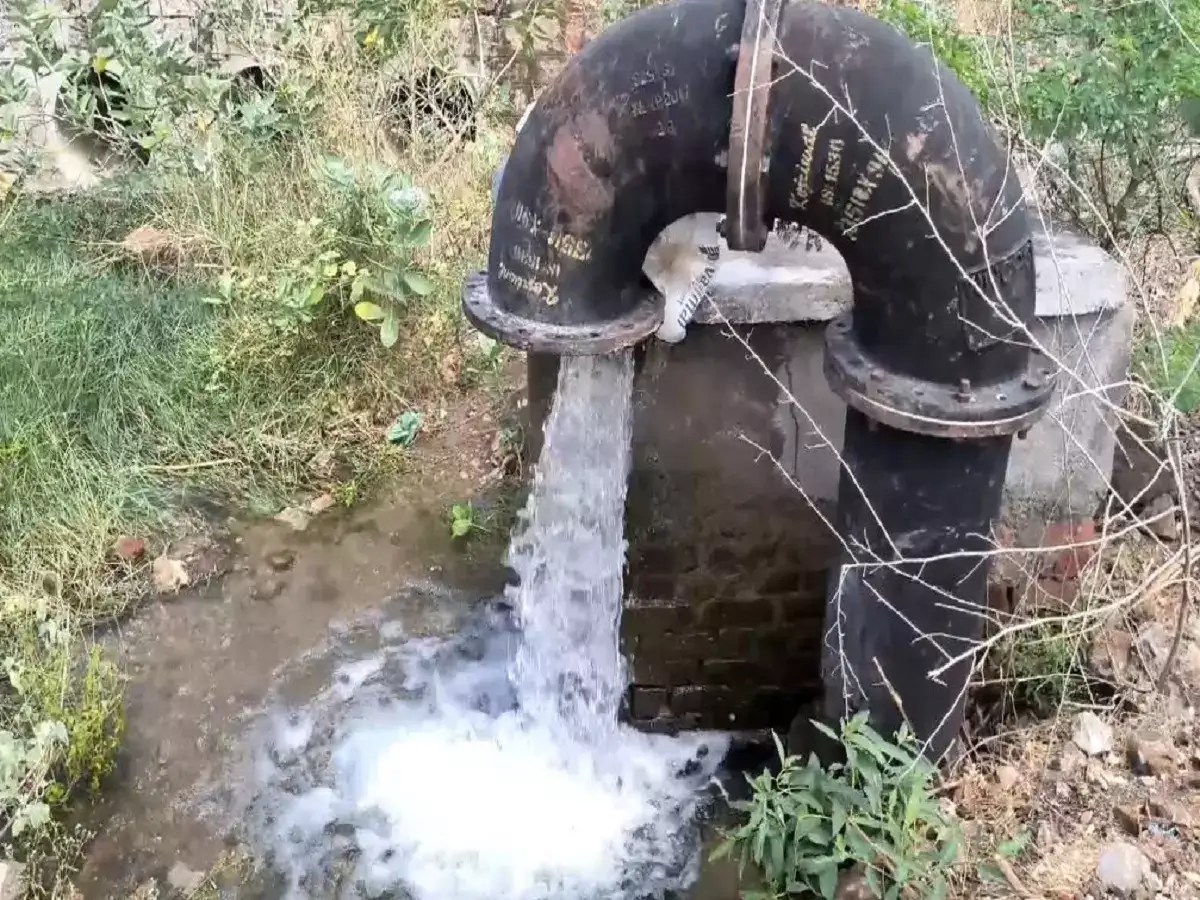 கோவில்பட்டி அருகே வீணாக வெளியேறும் சீவலப்பேரி கூட்டு குடிநீர் 