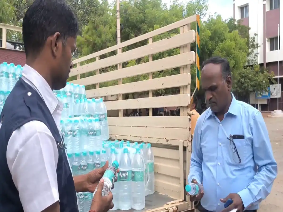 தூத்துக்குடி-உணவு பாதுகாப்புத் துறையினரிடம் சிக்கிய லோடுவேன்; 1330 லிட்டர் பாட்டில் பறிமுதல்! 