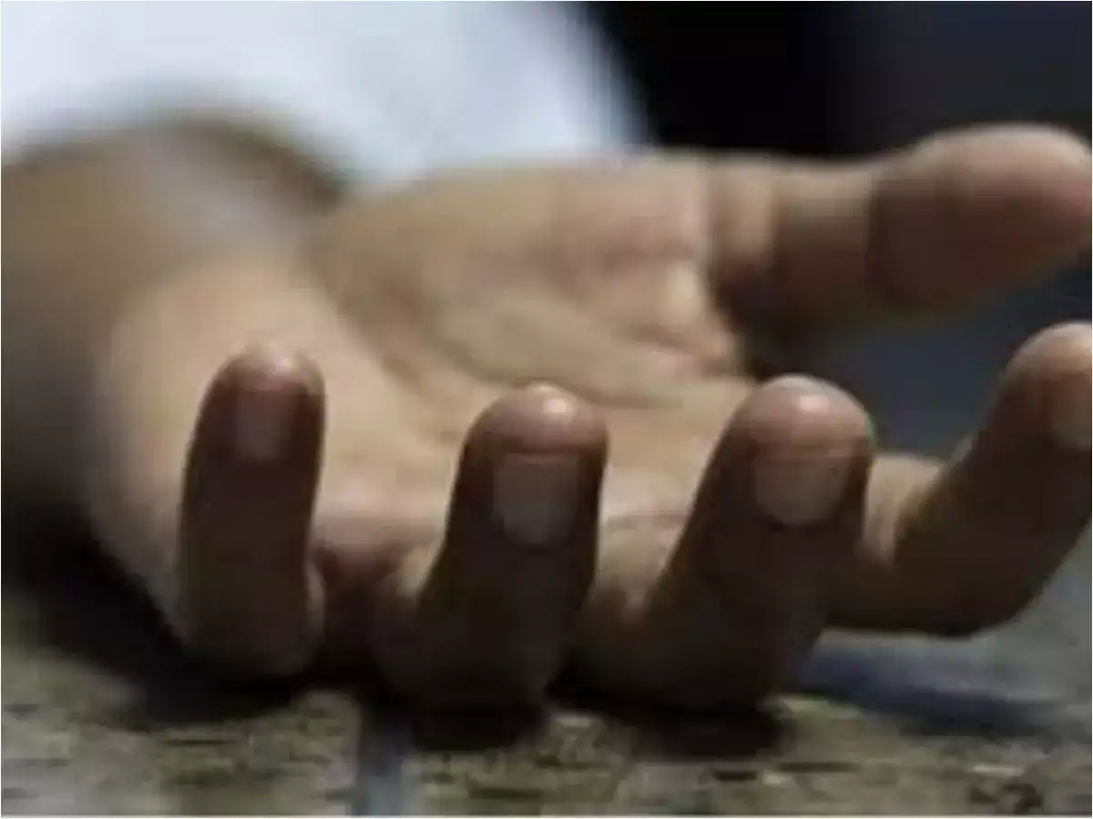 மாற்றுத்திறனாளி தாயை அடித்து துன்புறுத்திய அண்ணன்... மண்வெட்டியால் வெட்டி கொலை செய்த தம்பி! 