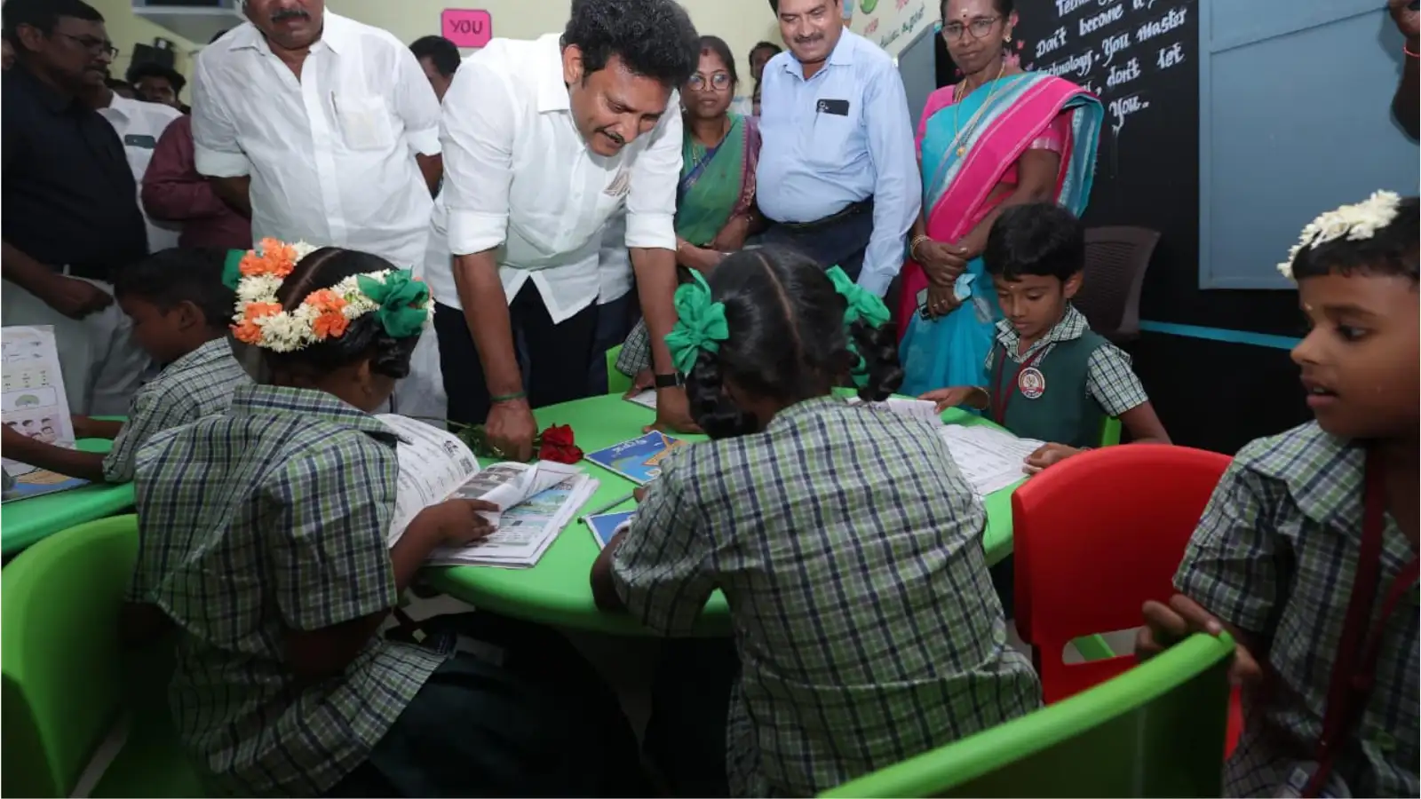 தமிழ் பாடத்தில் 100 மதிப்பெண்கள் எடுத்த மாணவர்களுக்கு ரூ.10,000 - முப்பெரும் விழாவில் அன்பில் மகேஸ் நெகிழ்ச்சி 