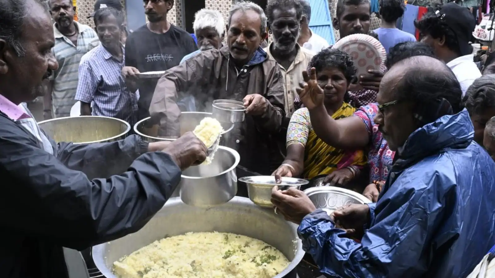 சென்னை கனமழையால் பாதித்த 1.46 லட்சம் மக்களின் பசியாற்றிய மாநகராட்சி! தயாராகும் மதிய உணவு... 