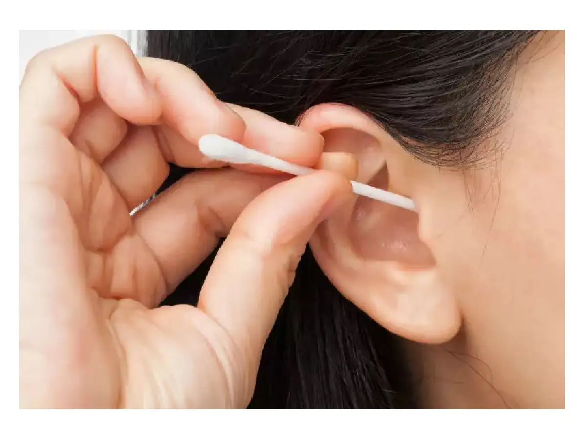 आपको परेशान कर रहा Ear Wax, जानिए कान का मैल निकालने के आसान घरेलू उपाय