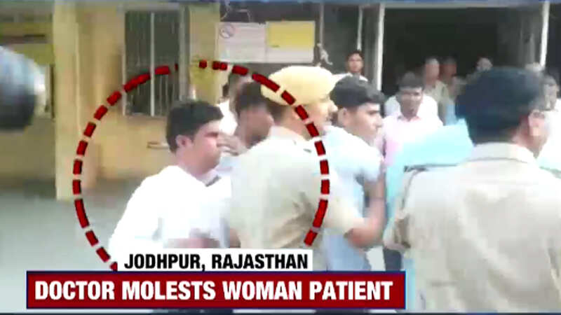 जोधपुर: महिला मरीज के साथ छेड़छाड़ करते डॉक्टर का विडियो वायरल, फरार - jodhpur: doctor molests female patient, flees after video of his misdeed goes viral - Navbharat Times