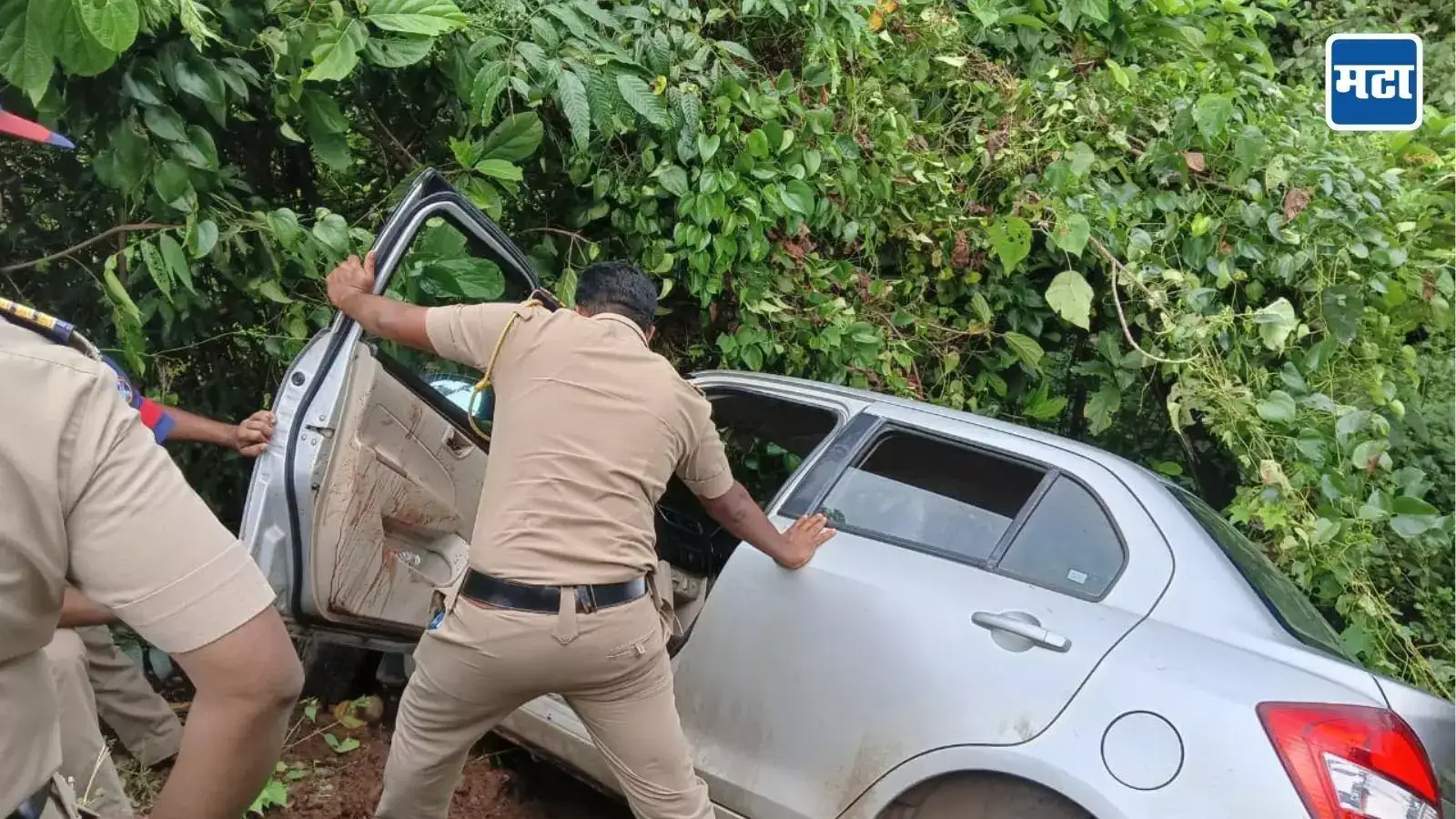 Sindhudurg News: सिंधुदुर्गात झुडुपात बेवारस कार, नंबरप्लेट गायब, अन् आतमध्ये… घटनेचं गूढ वाढलं Sindhudurg News: सिंधुदुर्गात झुडुपात बेवारस कार, नंबरप्लेट गायब, अन् आतमध्ये… घटनेचं गूढ वाढलं