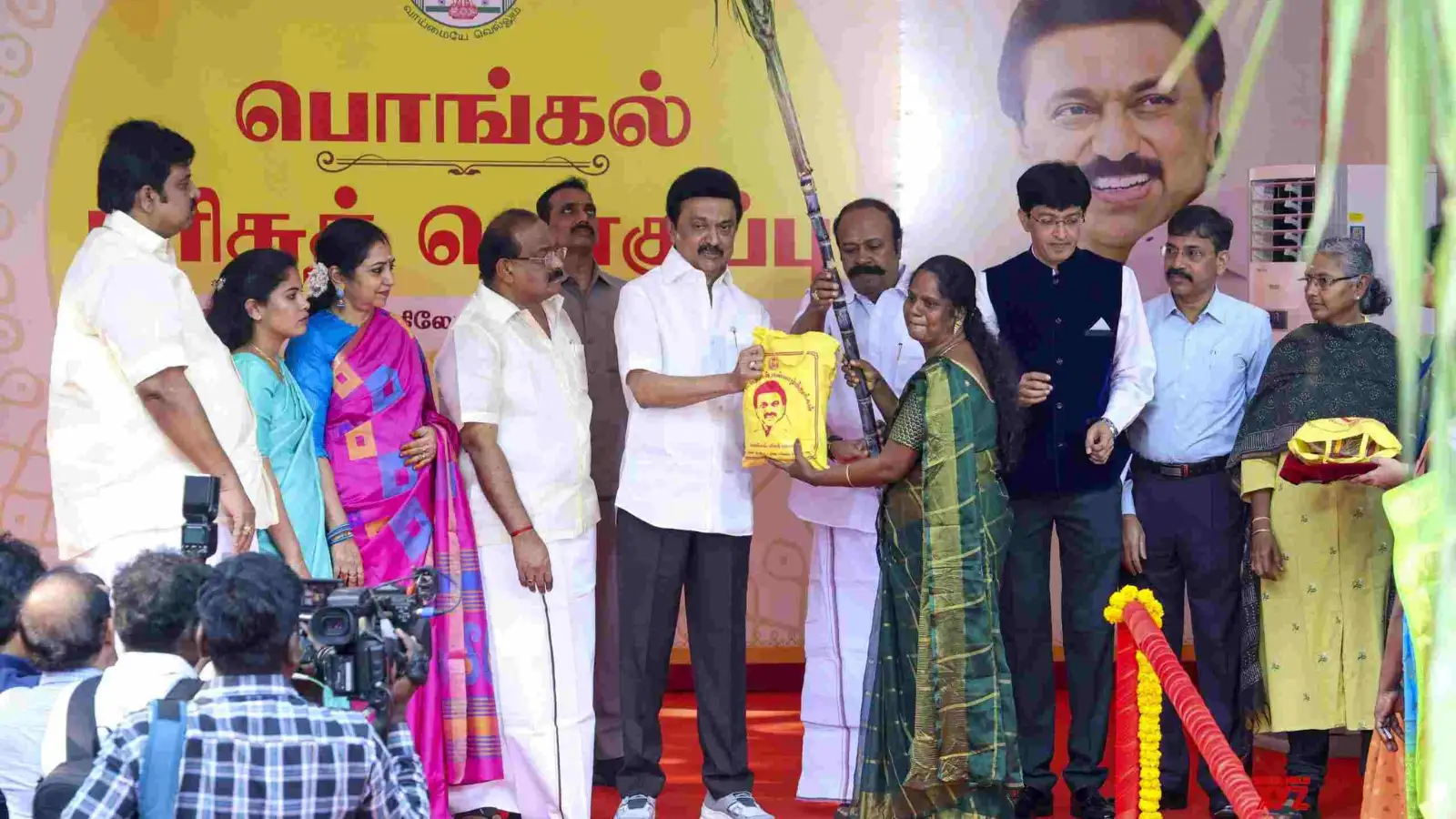 பொங்கல் பரிசு தொகுப்பு 2026: புதுசா ஒரு இலவசப் பொருள்- தமிழக அரசுக்கு வைத்த முக்கிய கோரிக்கை! 
