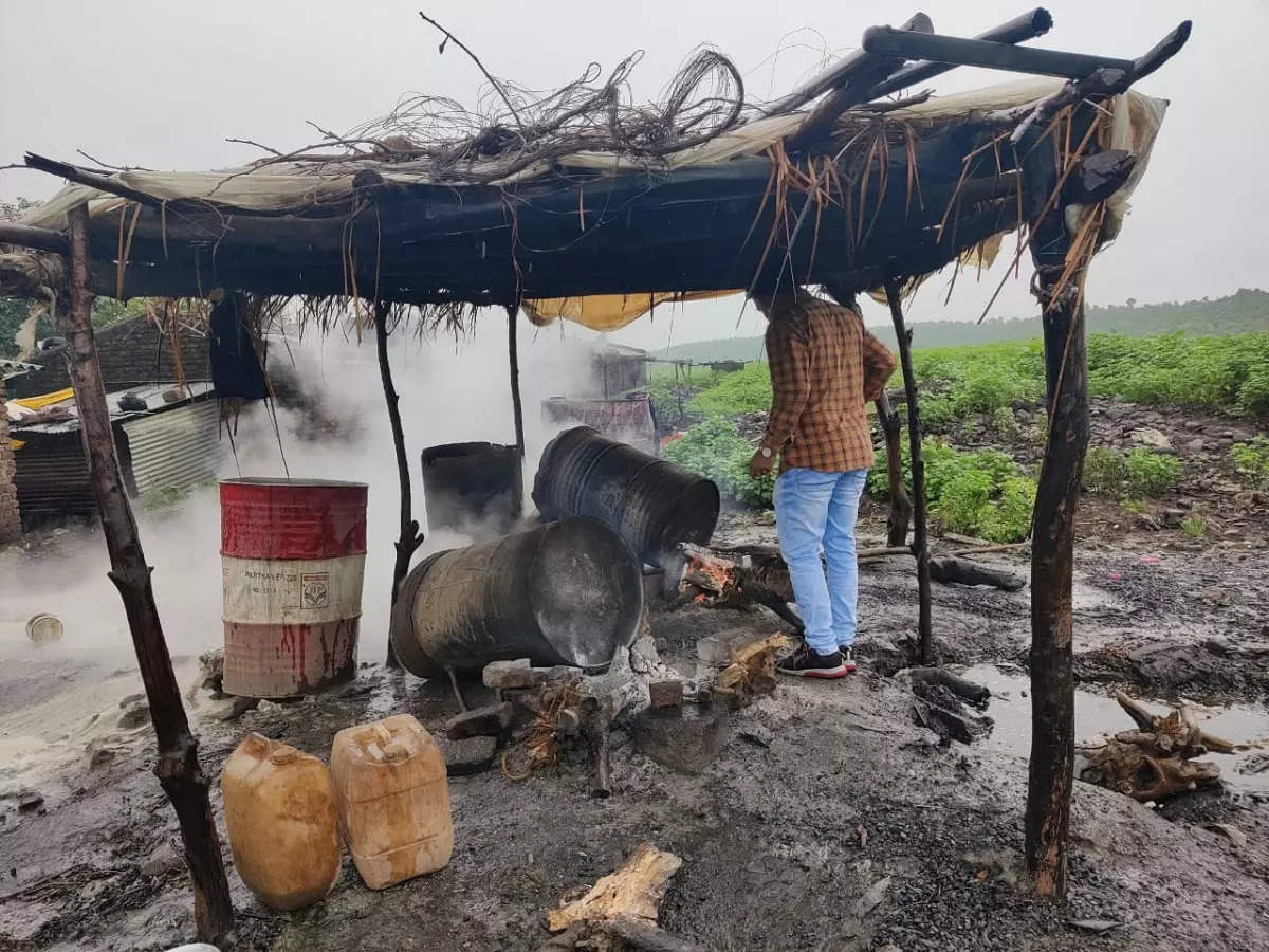 तरुणाईला मोहाच्या दारुची चटक; उत्पादन शुल्क विभागाने वर्तविला धोका, होऊ शकतो गंभीर परिणाम