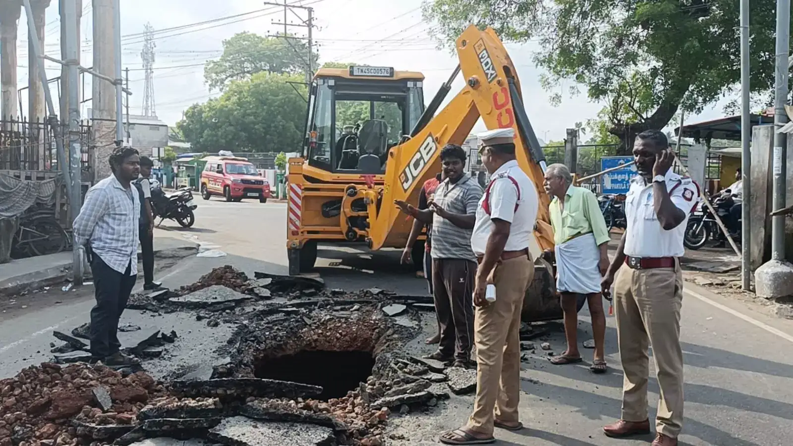 ஸ்ரீரங்கம் சாலையில் மீண்டும் பள்ளம் - போக்குவரத்து மாற்றம்! 