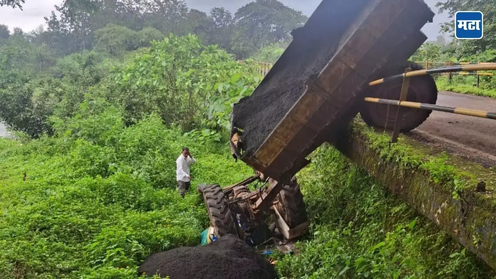 Accident News : स्टेअरिंगवरील नियंत्रण सुटलं, ट्रॅक्टर नदीवरुन खाली कोसळलं, ट्रॅक्टरखाली दबून चालकाचा अंत; कुटुंबीयांचा आक्रोश Accident News : स्टेअरिंगवरील नियंत्रण सुटलं, ट्रॅक्टर नदीवरुन खाली कोसळलं, ट्रॅक्टरखाली दबून चालकाचा अंत; कुटुंबीयांचा आक्रोश