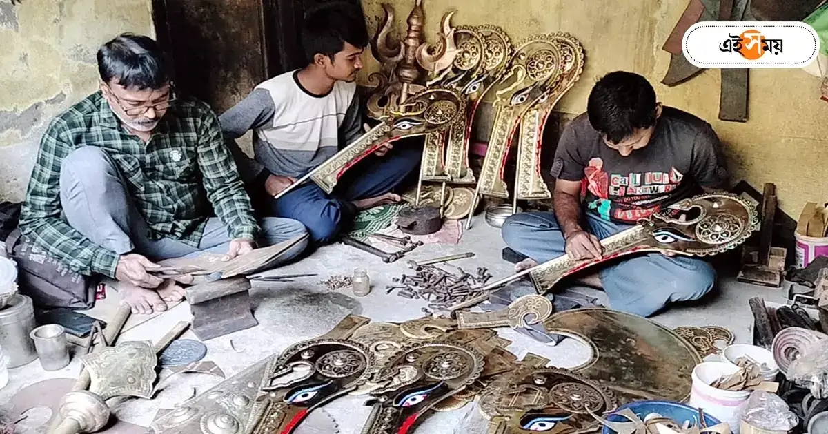 Kali Puja 2023 : থানার পাশেই ‘অস্ত্র কারখানা’র হদিশ, ৭ ফুট খাঁড়ার দাম ৮ হাজার টাকা – kali puja 2023 brass metal arms factory of god and goddess at nadia nabadwip Kali Puja 2023 : থানার পাশেই ‘অস্ত্র কারখানা’র হদিশ, ৭ ফুট খাঁড়ার দাম ৮ হাজার টাকা – kali puja 2023 brass metal arms factory of god and goddess at nadia nabadwip