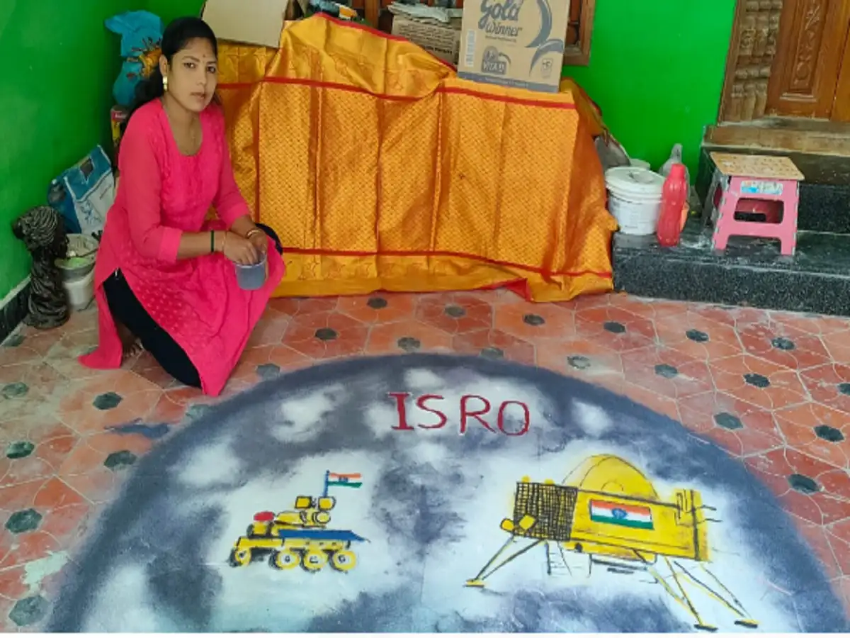 புதுச்சேரி.... சந்திராயன் நிலவில் தரயிரங்கியதை கோலமாவில் ரங்கோலியாக வரைந்து அசத்திய பெண் ஓவியர்! 