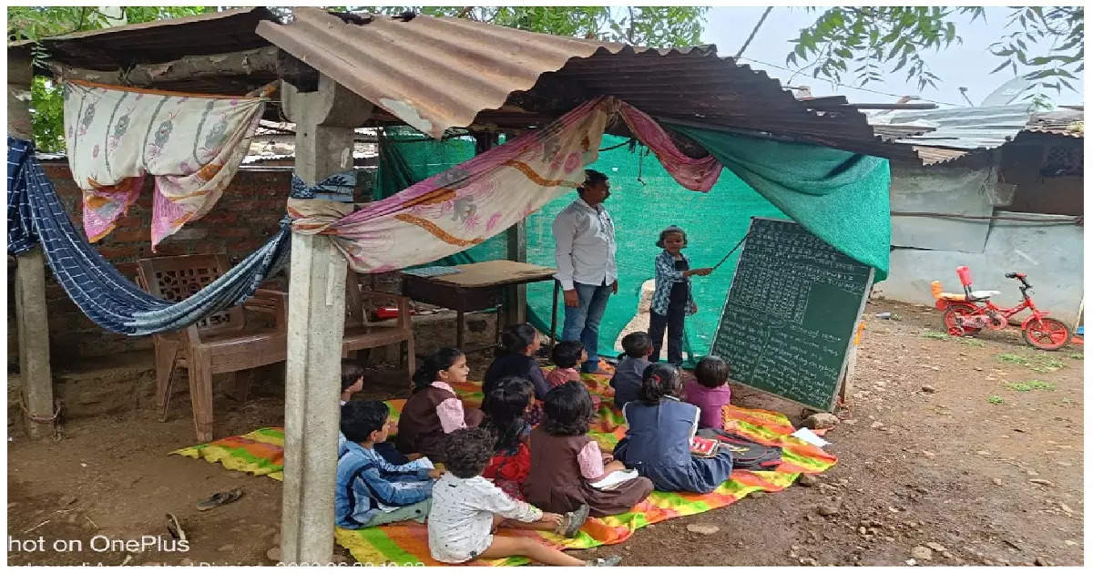 शाळा गोठ्यात, पाऊस पडला की सुट्टी, पैसे आले पण कुठे गेले माहित नाही, केसरकर साहेब लक्ष द्या.!