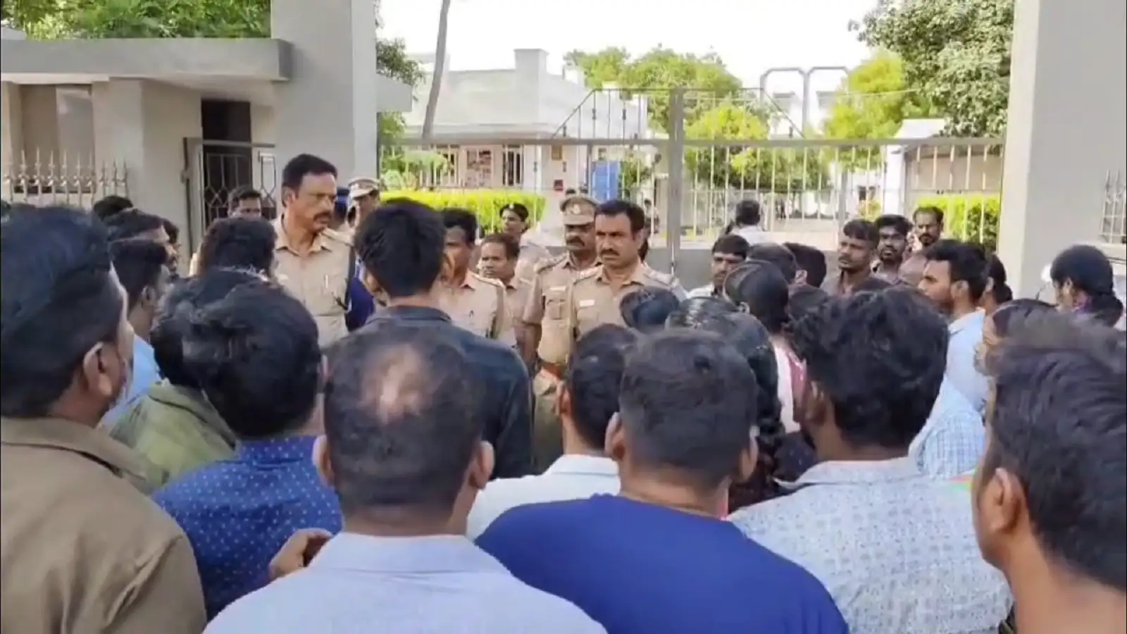 திருப்பூர் பள்ளியில் 1-ம் வகுப்பு மாணவிக்கு பாலியல் தொல்லை-பெற்றோர் கைது! 