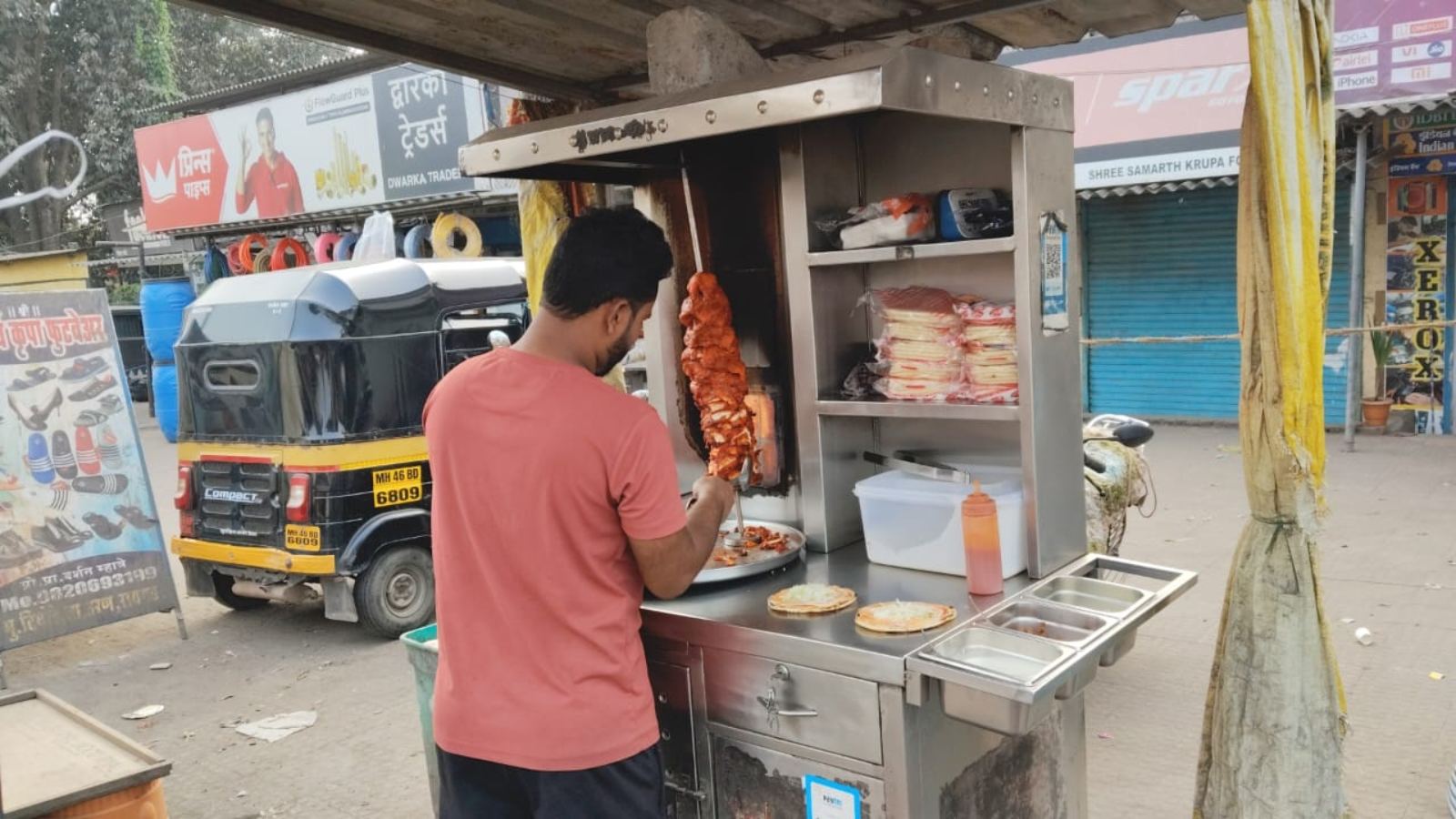 उघड्यावरचा ‘शॉरमा’ जीवावर बेतला! पाच मुलांना अन्नातून विषबाधा, परिसरात खळबळ