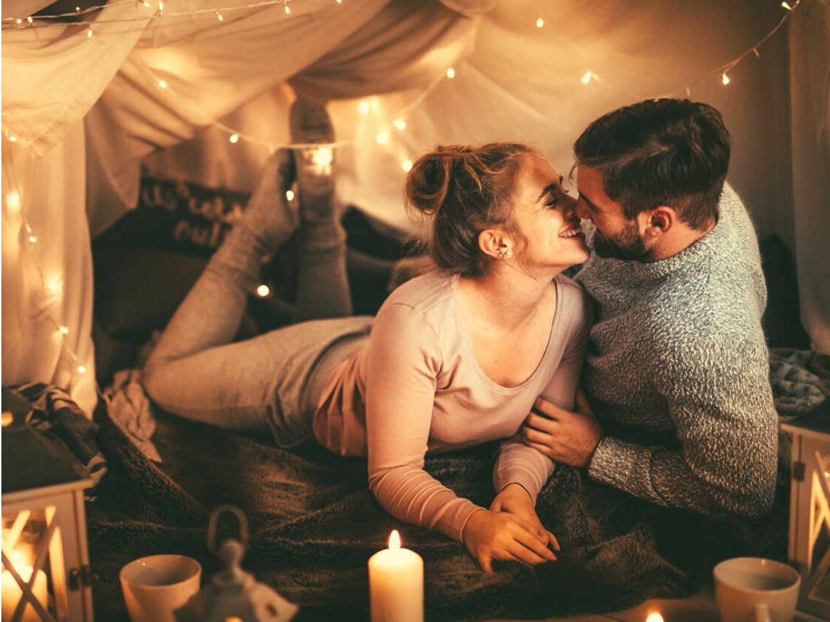 कपल को बिस्तर में करनी चाहिए ये 6 गंदी बातें - dirty talk phrases you can  use with your partner on bed - Navbharat Times